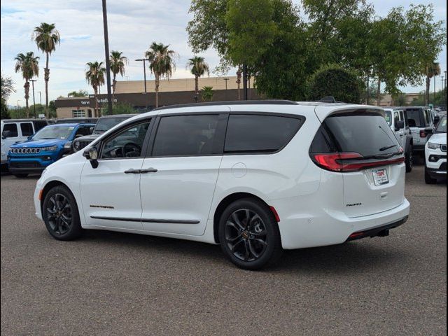 2024 Chrysler Pacifica Touring-L