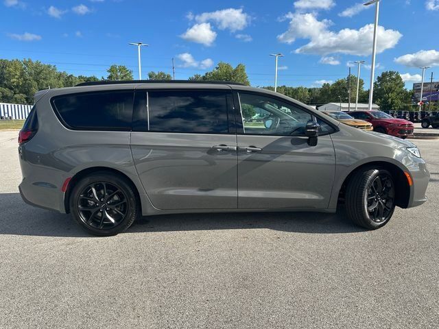 2024 Chrysler Pacifica Touring-L