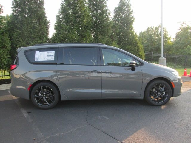 2024 Chrysler Pacifica Touring-L