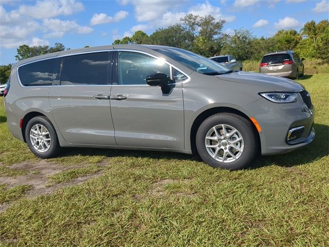 2024 Chrysler Pacifica Touring-L