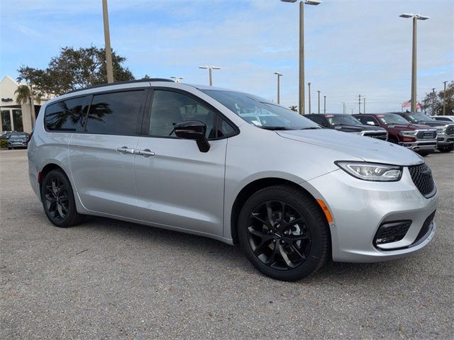 2024 Chrysler Pacifica Touring-L