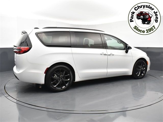 2024 Chrysler Pacifica Touring-L