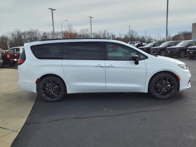 2024 Chrysler Pacifica Touring-L