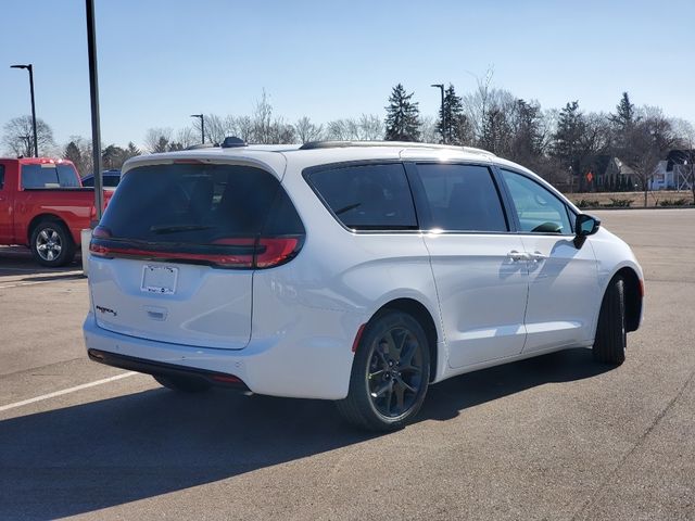 2024 Chrysler Pacifica Touring-L