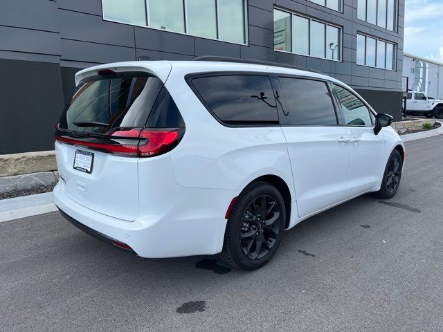 2024 Chrysler Pacifica Touring-L