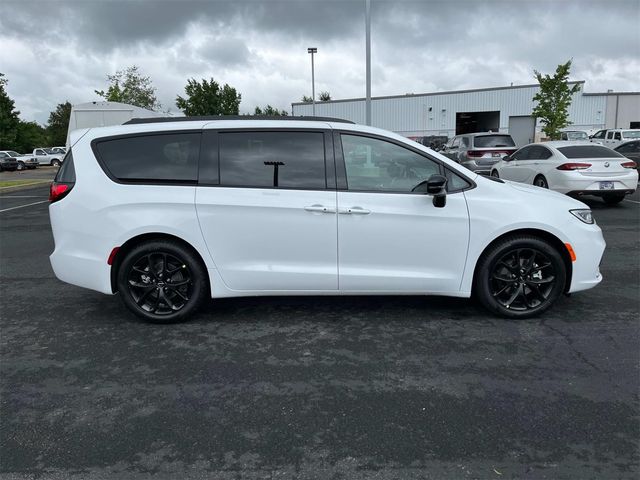 2024 Chrysler Pacifica Touring-L