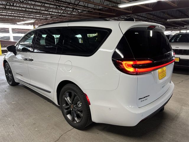 2024 Chrysler Pacifica Touring-L