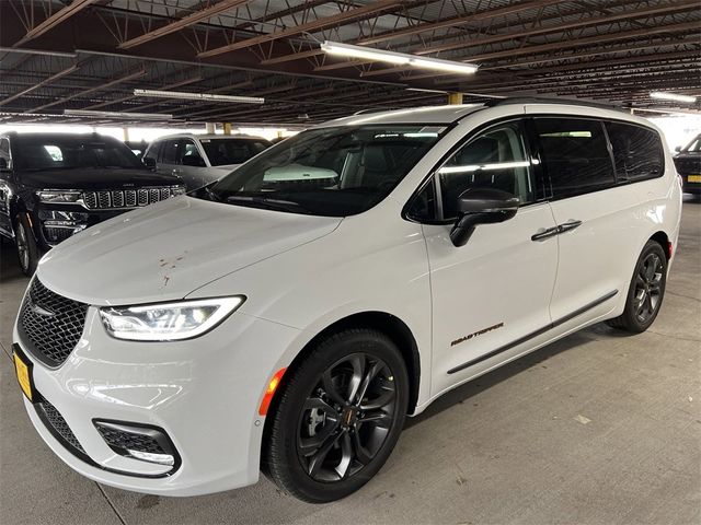 2024 Chrysler Pacifica Touring-L