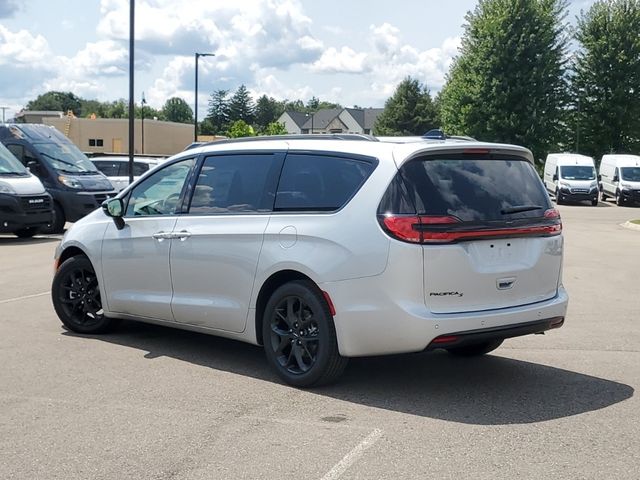 2024 Chrysler Pacifica Touring-L