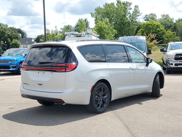 2024 Chrysler Pacifica Touring-L