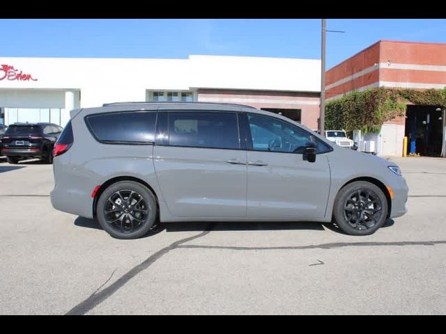 2024 Chrysler Pacifica Touring-L