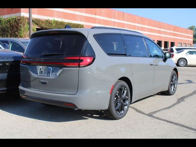 2024 Chrysler Pacifica Touring-L