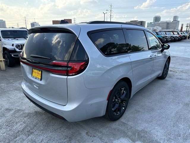 2024 Chrysler Pacifica Touring-L