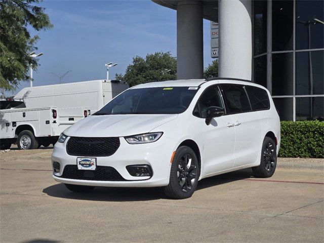 2024 Chrysler Pacifica Touring-L