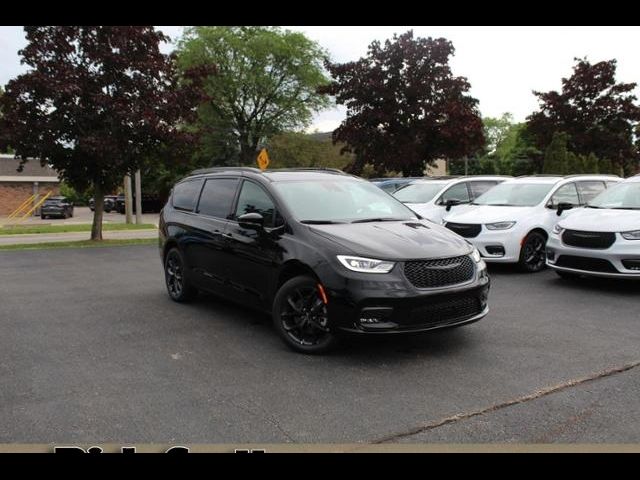 2024 Chrysler Pacifica Touring-L