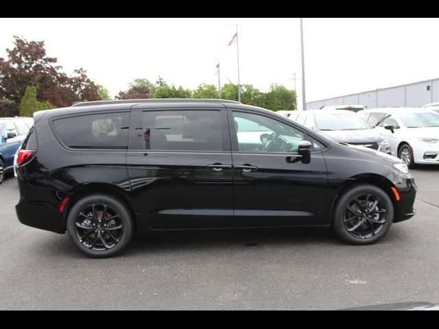 2024 Chrysler Pacifica Touring-L