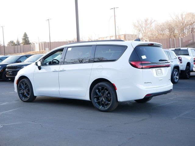 2024 Chrysler Pacifica Touring-L