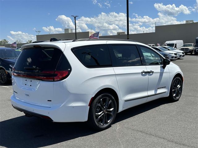 2024 Chrysler Pacifica Touring-L