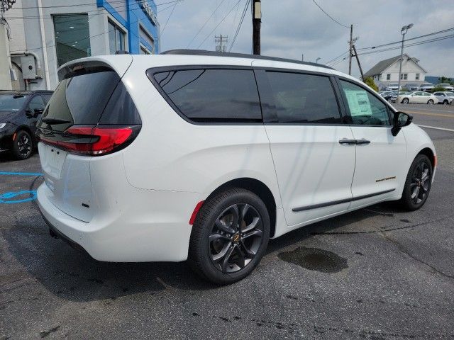 2024 Chrysler Pacifica Touring-L