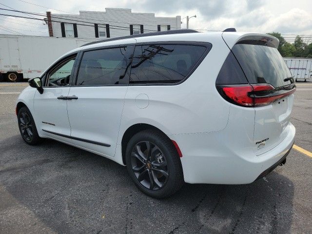 2024 Chrysler Pacifica Touring-L