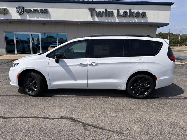 2024 Chrysler Pacifica Touring-L