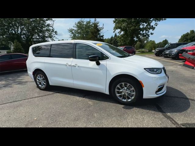 2024 Chrysler Pacifica Touring-L