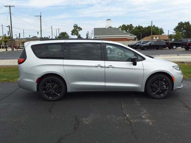 2024 Chrysler Pacifica Touring-L