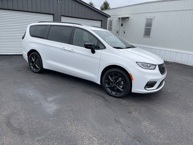 2024 Chrysler Pacifica Touring-L