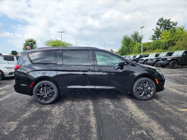 2024 Chrysler Pacifica Touring-L