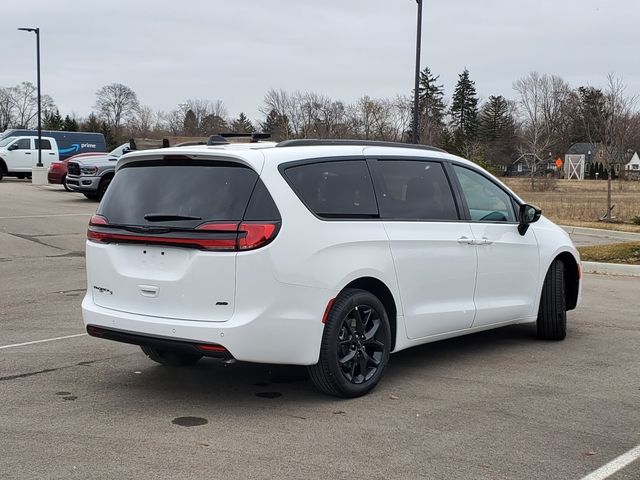 2024 Chrysler Pacifica Touring-L