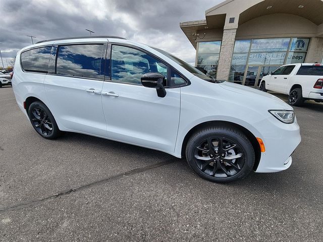 2024 Chrysler Pacifica Touring-L