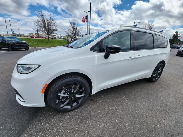 2024 Chrysler Pacifica Touring-L