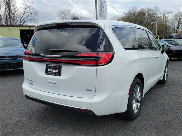 2024 Chrysler Pacifica Touring-L