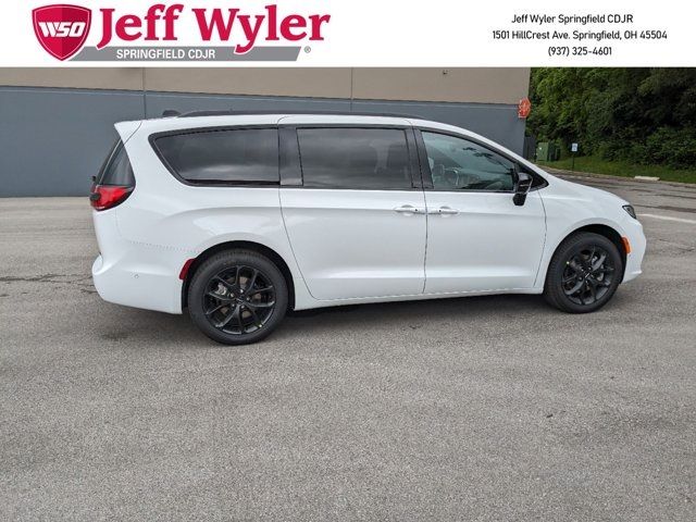 2024 Chrysler Pacifica Touring-L