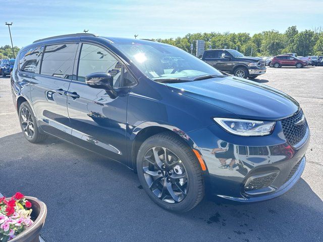 2024 Chrysler Pacifica Touring-L