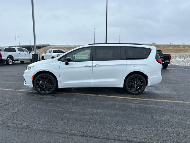 2024 Chrysler Pacifica Touring-L