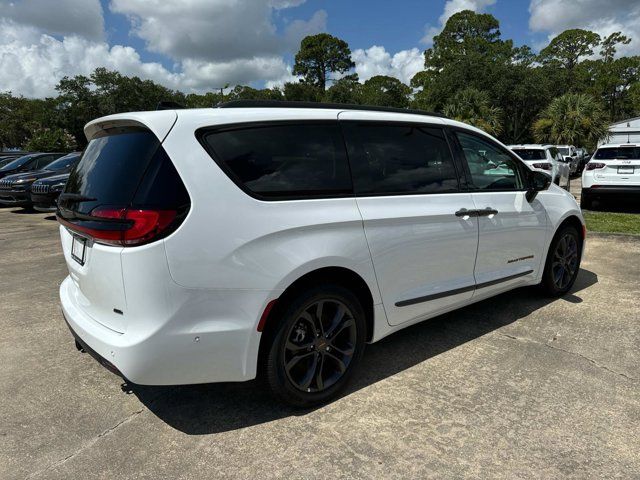 2024 Chrysler Pacifica Touring-L