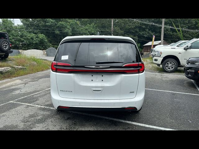 2024 Chrysler Pacifica Touring-L