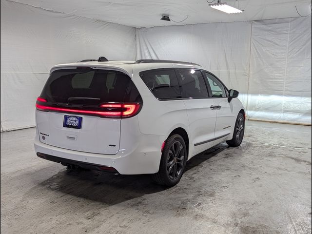 2024 Chrysler Pacifica Touring-L