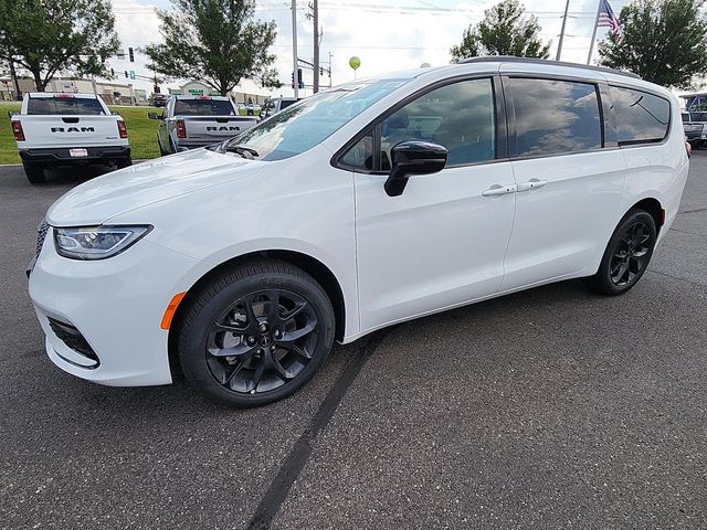 2024 Chrysler Pacifica Touring-L