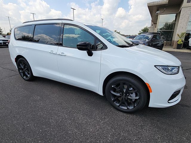 2024 Chrysler Pacifica Touring-L