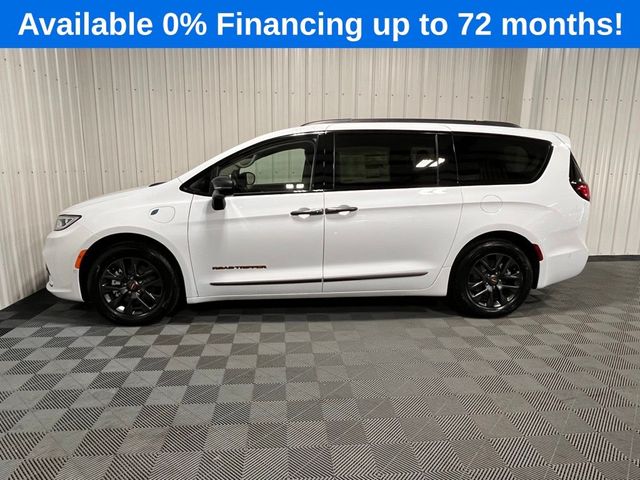 2024 Chrysler Pacifica Hybrid Road Tripper