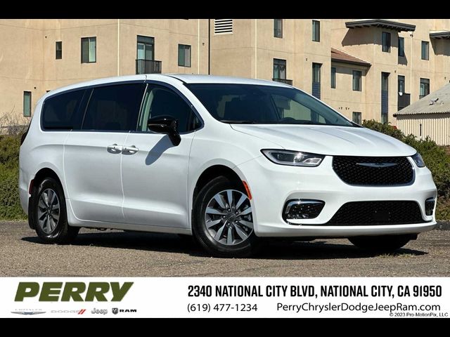 2024 Chrysler Pacifica Hybrid Select