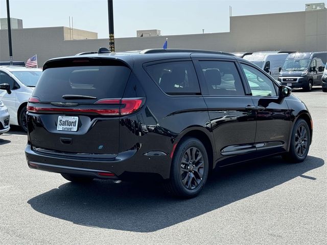 2024 Chrysler Pacifica Hybrid Road Tripper