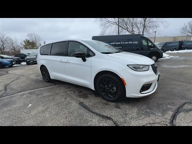 2024 Chrysler Pacifica Hybrid Select