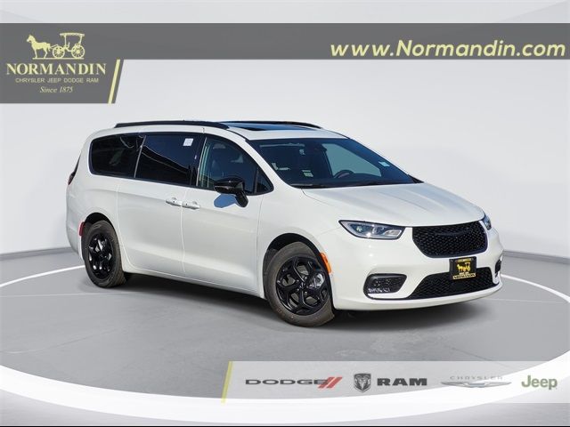 2024 Chrysler Pacifica Hybrid Premium S Appearance Pkg