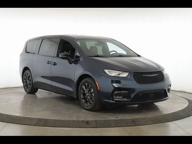 2024 Chrysler Pacifica Hybrid S Appearance Pkg