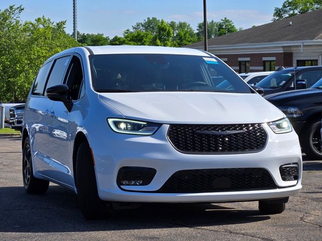 2024 Chrysler Pacifica Hybrid S Appearance Pkg