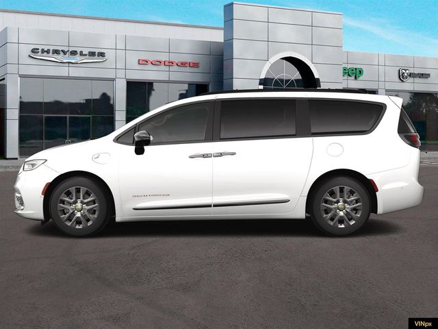 2024 Chrysler Pacifica Hybrid Road Tripper