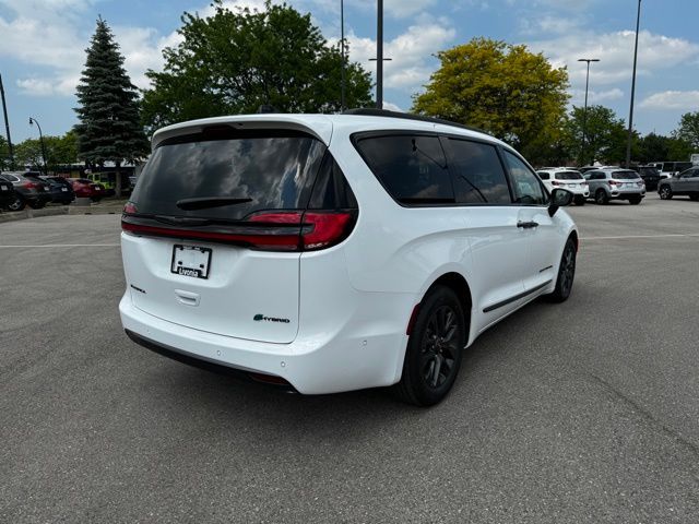 2024 Chrysler Pacifica Hybrid Road Tripper